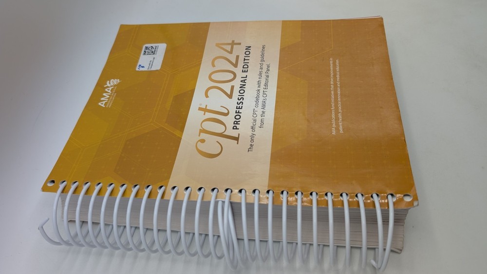 CPT Professional 2024 by American Medical Association (2023, Trade Paperback)